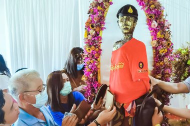 Nakhon Si Thammarat, THAILAND-AUGust 29,2020: Nakhon Si Thammarat, Tayland 'daki Wat Chedi' de Ai Khai 'nin kutsal ahşap heykeli (Tayland' da Guman Ta Khai olarak bilinen Guman Tangası))