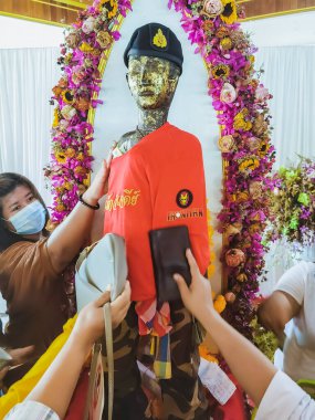 Nakhon Si Thammarat, THAILAND-AUGust 29,2020: Nakhon Si Thammarat, Tayland 'daki Wat Chedi' de Ai Khai 'nin kutsal ahşap heykeli (Tayland' da Guman Ta Khai olarak bilinen Guman Tangası))
