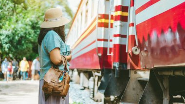 Corona Virüsü 'nü (Covid-19) öldürmek için mini taşınabilir alkol jeli şişesi demiryolu istasyonundaki kadının deri omuz çantasına asıldı. Yeni normal yaşam tarzı. Sağlık hizmeti konsepti. Alkol jeline odaklan