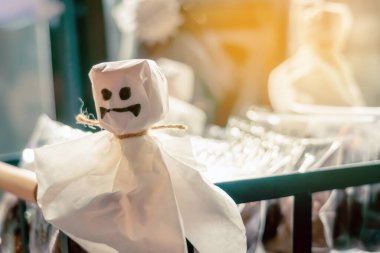 Beyaz çikolata ambalaj kağıdı, Cadılar Bayramı sezonunda müşterilerin dikkatini çekmek için bir şeytanı tasvir eden kara büyü bir kalemle boyandı. Şeker, hayalet bebek şekline dönüşür..