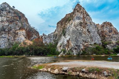RATCHABURI, THAILAND-MAY 12.2019: Khao Ngu Taş Parkı 'ndaki Yılan Dağı olarak da bilinen taş sıradağları ile güzel doğa manzarasını ziyaret etmeye gelen tanımlanamayan turistler. Şaşırtıcı doğa..