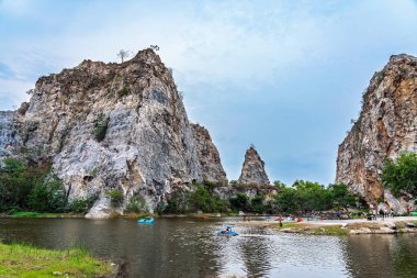 RATCHABURI, THAILAND-MAY 12.2019: Khao Ngu Taş Parkı 'ndaki Yılan Dağı olarak da bilinen taş sıradağları ile güzel doğa manzarasını ziyaret etmeye gelen tanımlanamayan turistler. Şaşırtıcı doğa..