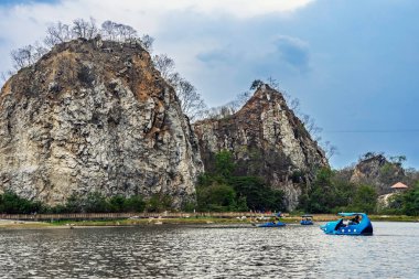 RATCHABURI, THAILAND-MAY 12.2019: Khao Ngu Taş Parkı 'ndaki Yılan Dağı olarak da bilinen taş sıradağları ile güzel doğa manzarasını ziyaret etmeye gelen tanımlanamayan turistler. Şaşırtıcı doğa..