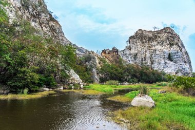 Tayland 'ın Ratchaburi kentindeki Khao Ngu Taş Parkı' nda güzel doğa manzarası ve güzel gizlenmiş bir yer. Yeşil kanyon gölündeki dağ uçurumlarının manzarası. Şaşırtıcı doğa..