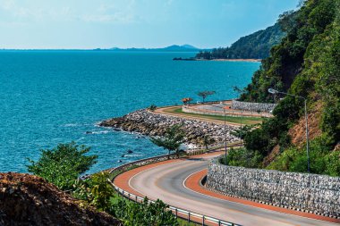 Deniz kenarındaki dolambaçlı yolun güzel deniz manzarası. Chanthaburi Tayland 'daki Kung Wiman Körfezi' nde Noen Nang Phaya 'nın manzara ve güzel simgesi. Güzel manzaralı kıyı yolu deniz manzarası.