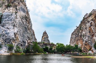 Tayland 'ın Ratchaburi kentindeki Khao Ngu Taş Parkı' nda güzel doğa manzarası ve güzel gizlenmiş bir yer. Yeşil kanyon gölündeki dağ uçurumlarının manzarası. Şaşırtıcı doğa..