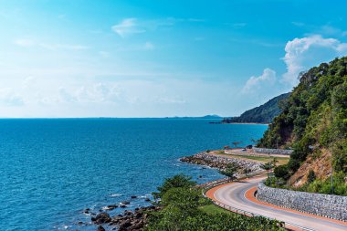 Deniz kenarındaki dolambaçlı yolun güzel deniz manzarası. Chanthaburi Tayland 'daki Kung Wiman Körfezi' nde Noen Nang Phaya 'nın manzara ve güzel simgesi. Güzel manzaralı kıyı yolu deniz manzarası.