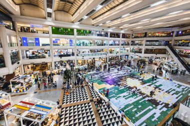 BANGKOK, THAILAND-ECTOBER 20. 2024: Birçok insanın alışverişe geldiği ve Seacon Meydanı 'nda keyif ve mutlulukla çeşitli aktiviteler yaptığı büyük mağazanın içini görmek.