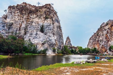 Tayland 'ın Ratchaburi kentindeki Khao Ngu Taş Parkı' nda güzel doğa manzarası ve güzel gizlenmiş bir yer. Yeşil kanyon gölündeki dağ uçurumlarının manzarası. Şaşırtıcı doğa..