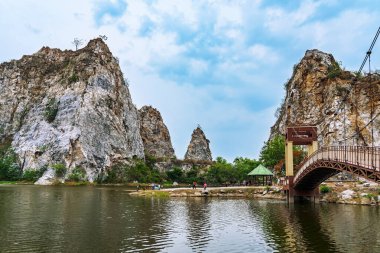 RATCHABURI, THAILAND-MAY 12.2019: Khao Ngu Taş Parkı 'ndaki Yılan Dağı olarak da bilinen taş sıradağları ile güzel doğa manzarasını ziyaret etmeye gelen tanımlanamayan turistler. Şaşırtıcı doğa..