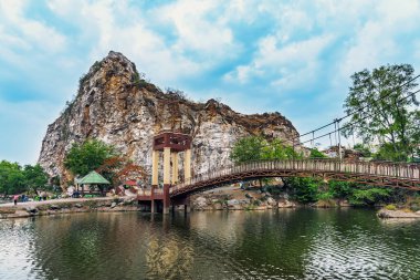 RATCHABURI, THAILAND-MAY 12.2019: Khao Ngu Taş Parkı 'ndaki Yılan Dağı olarak da bilinen taş sıradağları ile güzel doğa manzarasını ziyaret etmeye gelen tanımlanamayan turistler. Şaşırtıcı doğa..