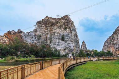 RATCHABURI, THAILAND-MAY 12.2019: Khao Ngu Taş Parkı 'ndaki Yılan Dağı olarak da bilinen taş sıradağları ile güzel doğa manzarasını ziyaret etmeye gelen tanımlanamayan turistler. Şaşırtıcı doğa..