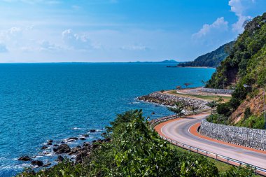 Deniz kenarındaki dolambaçlı yolun güzel deniz manzarası. Chanthaburi Tayland 'daki Kung Wiman Körfezi' nde Noen Nang Phaya 'nın manzara ve güzel simgesi. Güzel manzaralı kıyı yolu deniz manzarası.