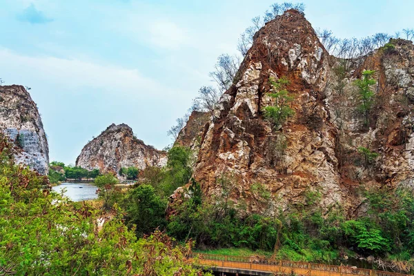 Tayland 'ın Ratchaburi kentindeki Khao Ngu Taş Parkı' nda güzel doğa manzarası ve güzel gizlenmiş bir yer. Yeşil kanyon gölündeki dağ uçurumlarının manzarası. Şaşırtıcı doğa..