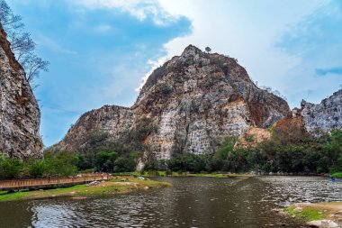 RATCHABURI, THAILAND-MAY 12.2019: Khao Ngu Taş Parkı 'ndaki Yılan Dağı olarak da bilinen taş sıradağları ile güzel doğa manzarasını ziyaret etmeye gelen tanımlanamayan turistler. Şaşırtıcı doğa..