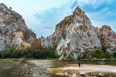 RATCHABURI, THAILAND-MAY 12.2019: Khao Ngu Taş Parkı 'ndaki Yılan Dağı olarak da bilinen taş sıradağları ile güzel doğa manzarasını ziyaret etmeye gelen tanımlanamayan turistler. Şaşırtıcı doğa..
