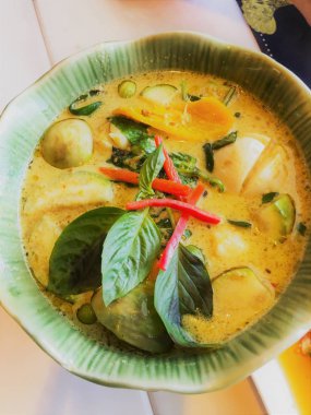 Patlıcanlı yeşil köri (Tayland yemeği). Tayland yemekleri çok popüler..
