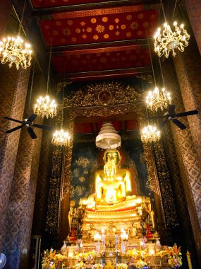 Bangkok, Tayland 14 Mayıs 2019: Wat Bowonniwet Vihara.Tapınağın önemli noktaları Uposatha Salonu, Ana Geçit, Kızıl Köşkler, Büyük Cetiya, Buda Ayak İzi ve ünlü Tayland ressamı tarafından resmedilen özgün ve benzersiz duvar resimleri.