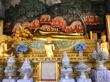 Bangkok, Tayland 14 Mayıs 2019: Wat Bowonniwet Vihara.Tapınağın önemli noktaları Uposatha Salonu, Ana Geçit, Kızıl Köşkler, Büyük Cetiya, Buda Ayak İzi ve ünlü Tayland ressamı tarafından resmedilen özgün ve benzersiz duvar resimleri.