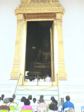 Bangkok, Tayland 20 Mayıs 2019: Budistler keşişlere erdem ve dua kazandırıyor ve Wat Suha Thepwararam Bangkok, Tayland 'daki Asalha Bucha Günü' nde meditasyon yapıyorlar.