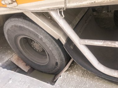 Kamyonlar kaybolur. Tekerlekler düştükten sonra en az iki adım aşağı inerler. Kamyon derin deliğe sıkıştı..