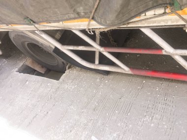 Kamyonlar kaybolur. Tekerlekler düştükten sonra en az iki adım aşağı inerler. Kamyon derin deliğe sıkıştı..