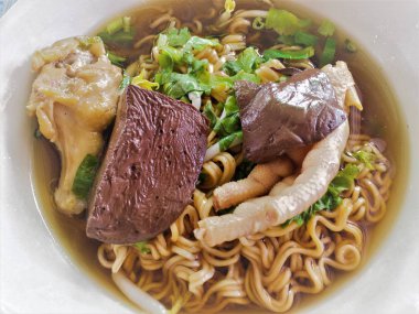 Acı kavunlu tavuklu şehriye ve tavuk pençeli Tayland yemeği. Acı kabaklı tavuk kanadı..