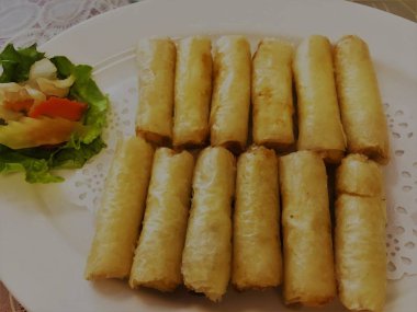 Çin yemeği Hong Kong böreği. Çin yemeği. Tatlı biber soslu kızarmış taze börek..