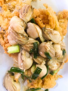 Kızarmış istiridye omleti Tayland 'da Çin yemeği. Çıtır istiridye omleti..