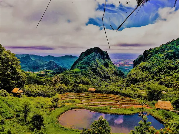 O belo céu da montanha, um pano de fundo com montanhas e à frente — Fotografia de Stock