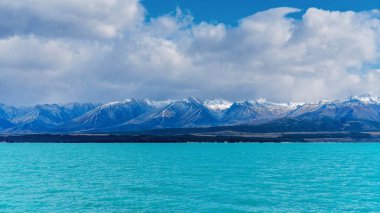Dağlar formu zemin Lake Pukaki Yeni Zelanda masmavi mavi su genelinde kar kaplı
