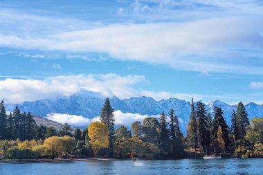 Renkli sahne Queenstown Lake Wakatipu üzerinde Yeni Zelanda sahil üzerinde