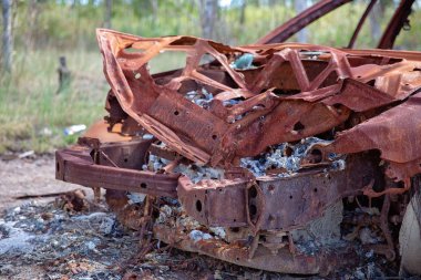 Bir paslı terk edilmiş araba enkazından dışarı yanmış motor
