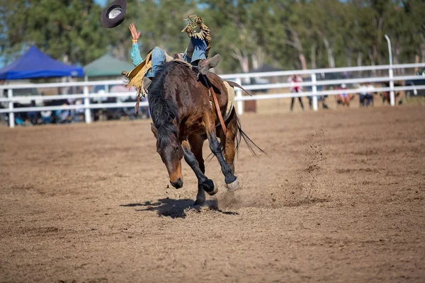 Cowboy Ramlar Sin Ritt Bucking Häst Barbacka Bronc Händelse Ett — Stockfoto