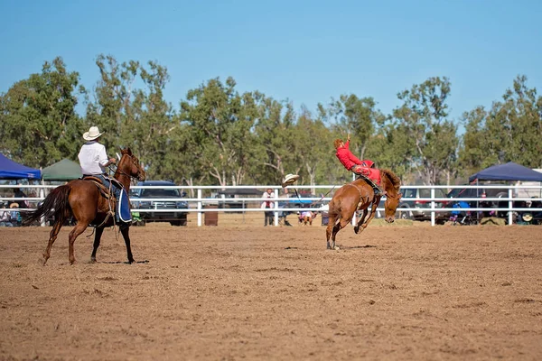 Cowboy Rijdt Een Hobbelpaard Bareback Bronc Evenement Een Country Rodeo — Stockfoto