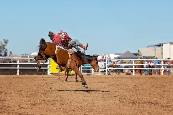 Cowboy Rijdt Een Hobbelpaard Bareback Bronc Evenement Een Country Rodeo — Stockfoto