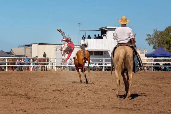 Cowboy Monte Cheval Bucking Dans Événement Bronzé Lors Rodéo Campagne — Photo