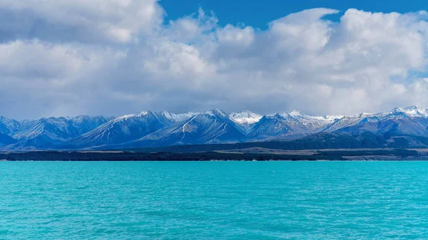Dağlar formu zemin Lake Pukaki Yeni Zelanda masmavi mavi su genelinde kar kaplı