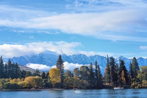 Renkli sahne Queenstown Lake Wakatipu üzerinde Yeni Zelanda sahil üzerinde