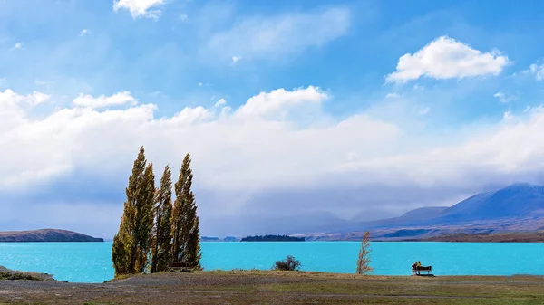 Ein Paar Sitzen Auf Einer Bank See Tekapo Neuseeland Und — Stockfoto