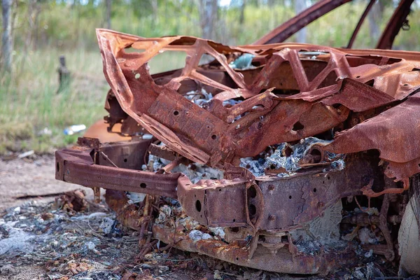 Bir paslı terk edilmiş araba enkazından dışarı yanmış motor