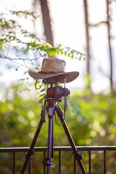 Kamera Güneşten Korumak Için Tripod Bir Fotoğrafçının Şapka Kapsar — Stok fotoğraf
