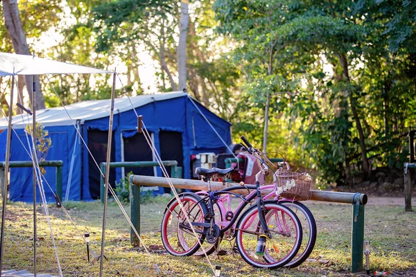 Bush kamp Avustralya demiryolu Post'ta karşı yaslanmış bisiklet