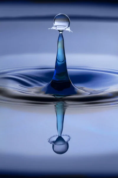 Water Drop Shape Created Two Drops Collide Surface Blue Water — Stock Photo, Image