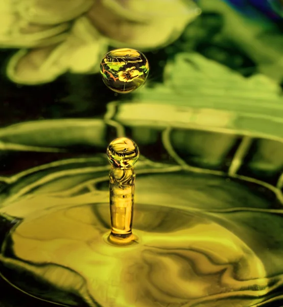 Duas Gotas Água Transparentes Refletindo Padrão Floral Verde Amarelo Circundante — Fotografia de Stock