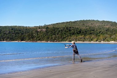 Sahilde çubuk döküm balıkçı