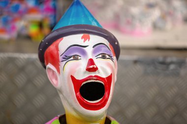Boyalı palyaço heykelcik ile açık ağız bir boğa koymak ve bir ülke Show'da puan kazanmak çocuk için hazır