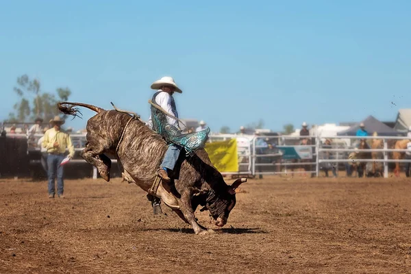 Bir Boğa Binme Olay Bir Ülke Rodeo Yarışan Bir Kovboy — Stok fotoğraf