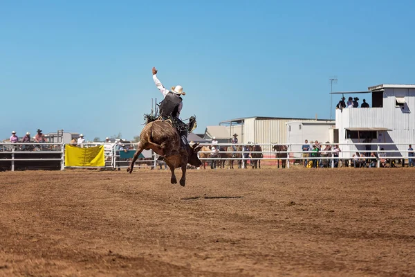 Cowboy Competindo Evento Equitação Touro Rodeio Rural — Fotografia de Stock