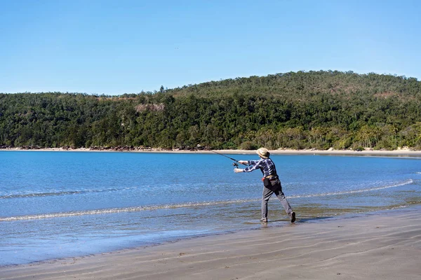Sahilde çubuk döküm balıkçı
